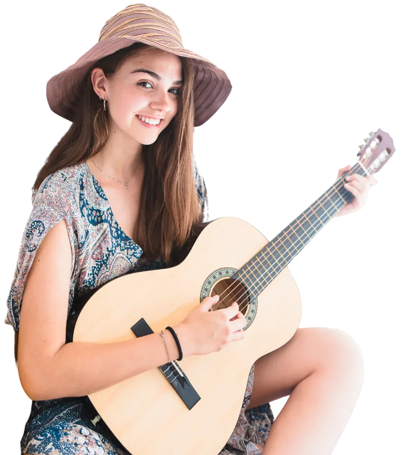 Una mujer sonriente tocando la guitarra