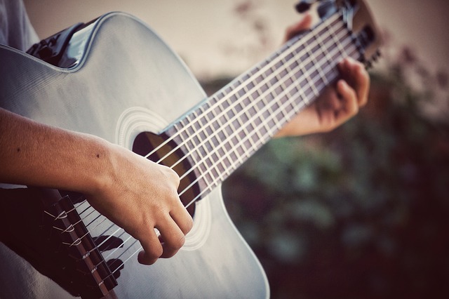 Tocando-la-Guitarra-Clásica
